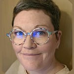 Photo d'identité d'Anne-Lucie Sirodot technicienne bien-être spécialisée en réflexologie auriculaire et sophrologie.