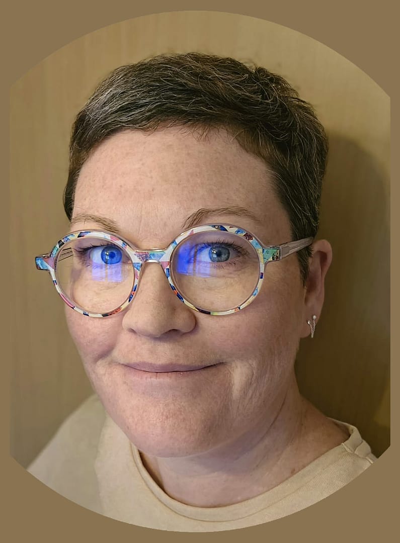 Photo d'identité d'Anne-Lucie Sirodot technicienne bien-être spécialisée en réflexologie auriculaire et sophrologie.